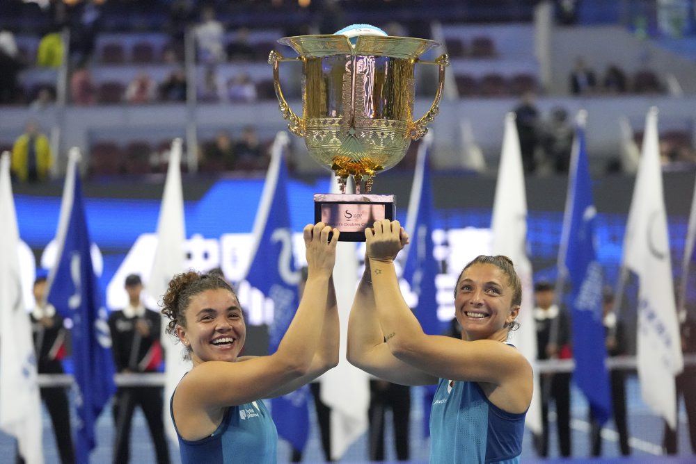 Talianky Jasmine Paoliniová a Sara Erraniová zvíťazili vo finále štvorhry na turnaji WTA v Pekingu 