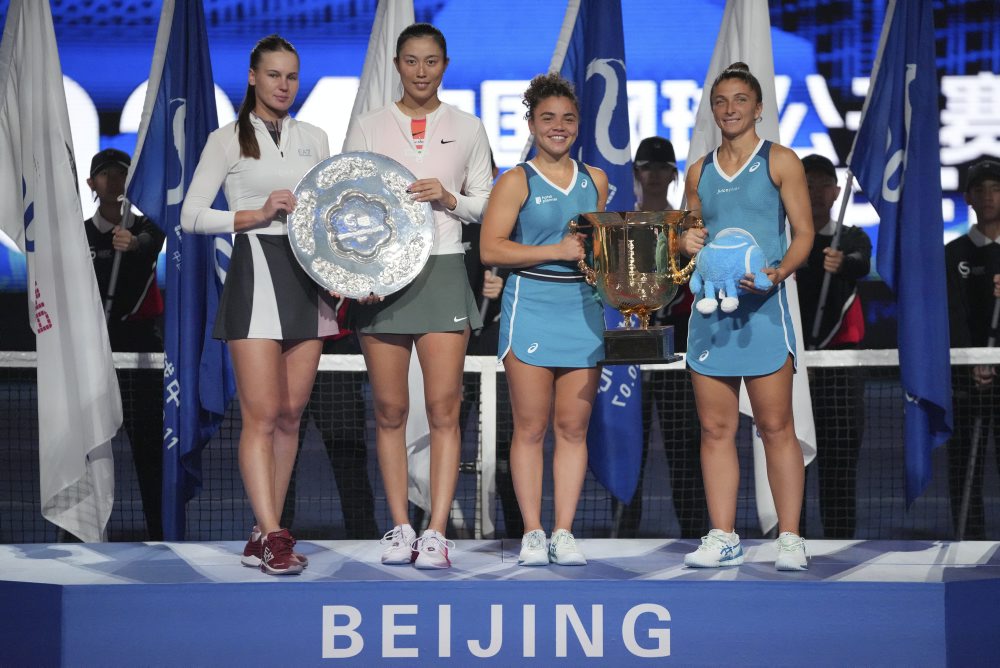 Talianky Jasmine Paoliniová a Sara Erraniová zvíťazili vo finále štvorhry na turnaji WTA v Pekingu 