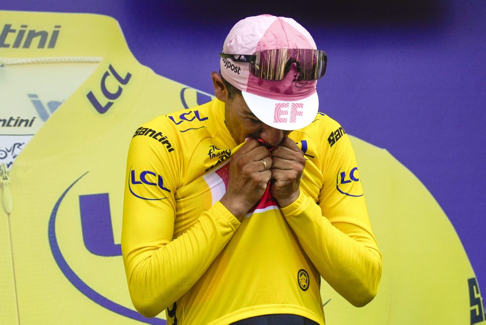 Eritrejčan Biniam Girmay vyhral v špurte 3. etapu, v žltom drese Ekvádorčan Carapaz  