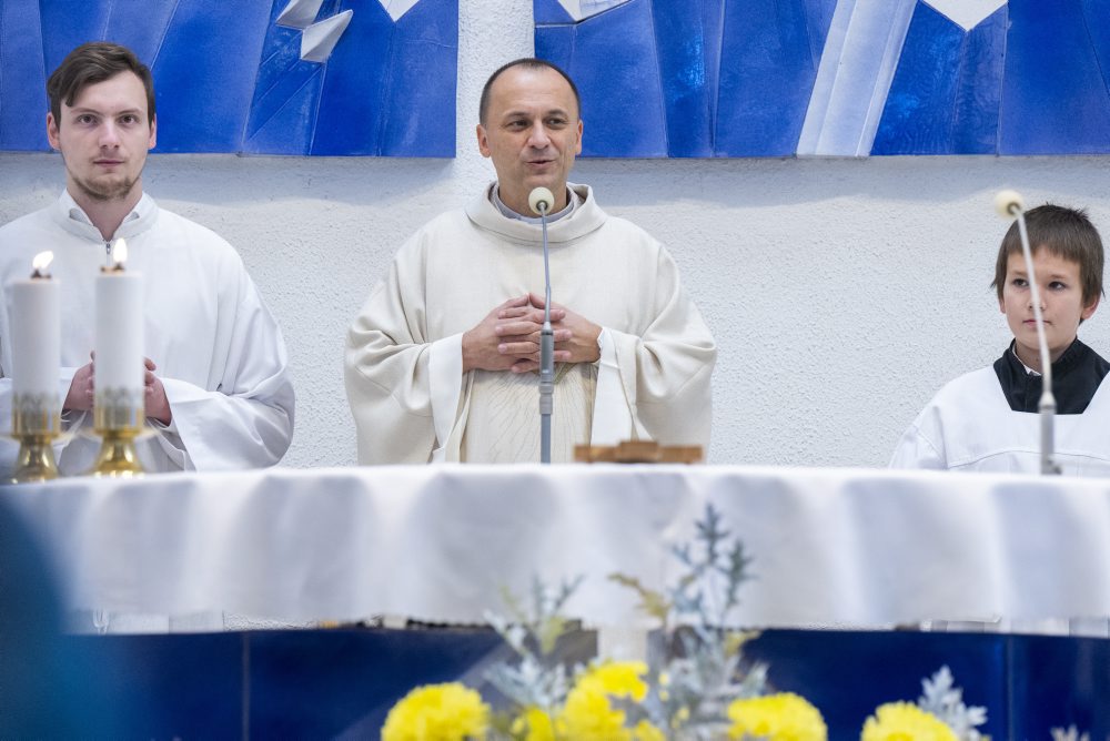 Svätá omša pri príležitosti sviatku Všetkých svätých vo Farskom kostole Panny Márie Pomocnice kresťanov