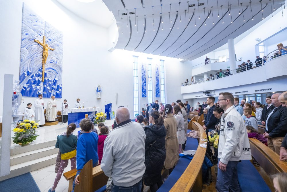 Svätá omša pri príležitosti sviatku Všetkých svätých vo Farskom kostole Panny Márie Pomocnice kresťanov