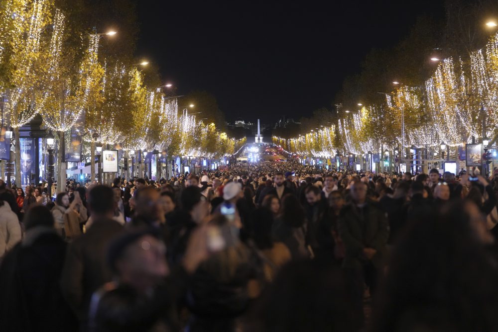 Oficiálne zapnutie vianočného osvetlenia na Champs-Élysées v Paríži 