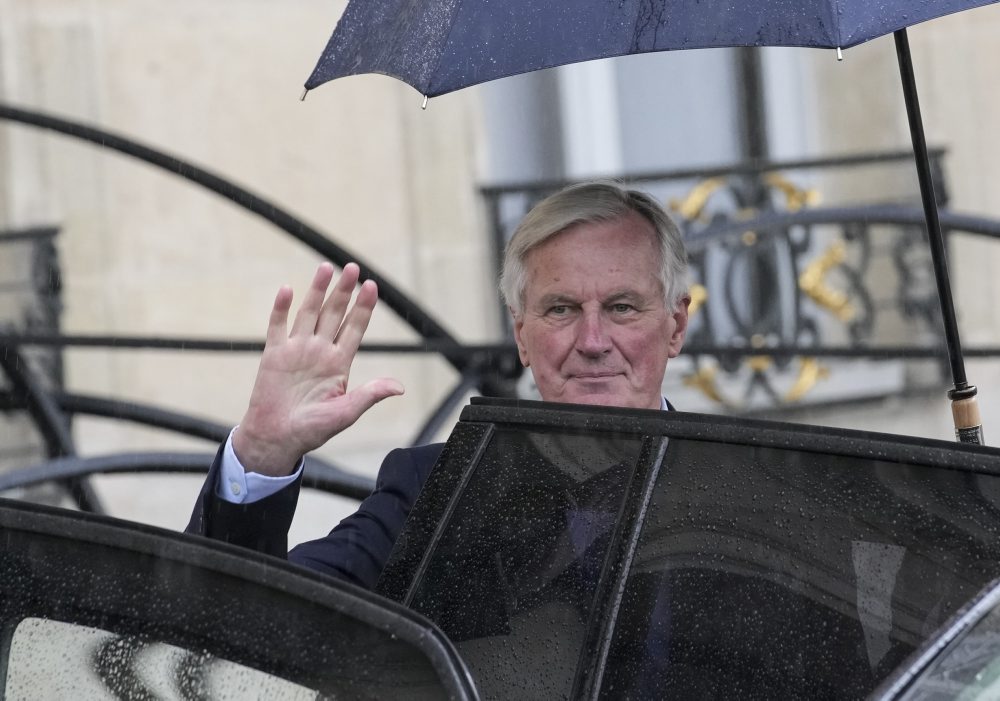 Michel Barnier na prvom zasadnutí vládneho kabinetu v Elyzejskom paláci v Paríži 