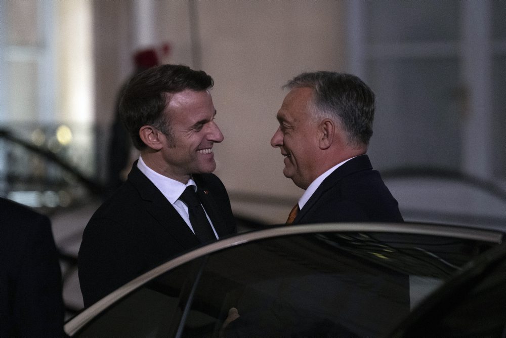 Orbán zo summitu v Komárne odletel do Paríža, rokoval s Le Penovou i Macronom