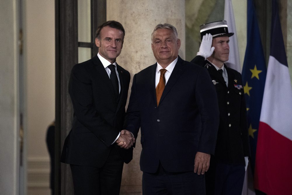 Orbán zo summitu v Komárne odletel do Paríža, rokoval s Le Penovou i Macronom