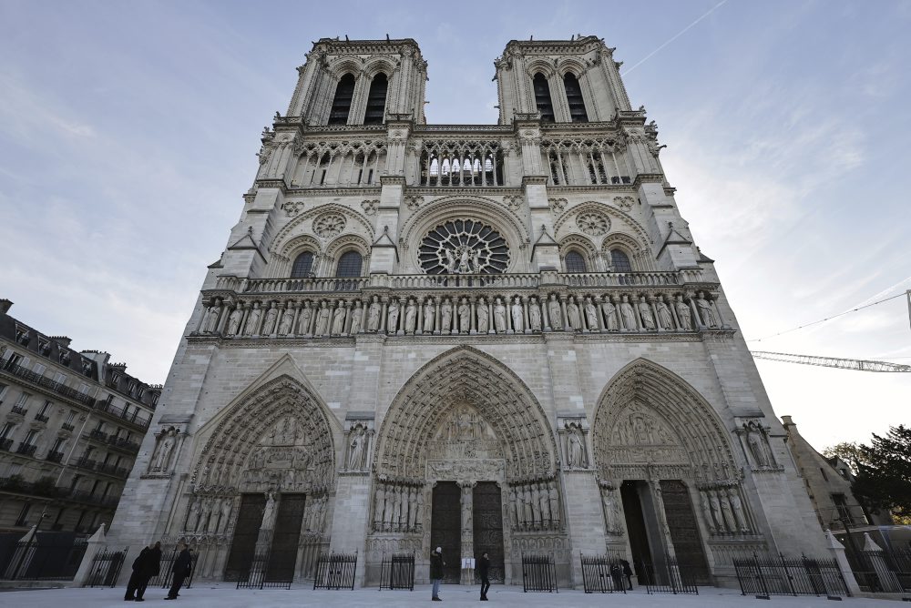 Prezident Macron navštívil zrekonštruovanú katedrálu Notre-Dame v Paríži