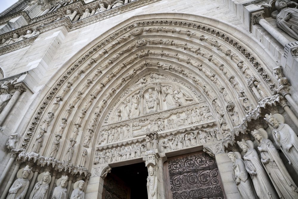 Prezident Macron navštívil zrekonštruovanú katedrálu Notre-Dame v Paríži