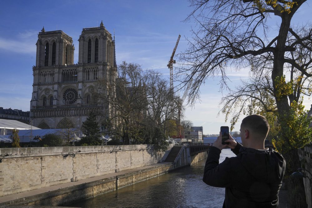 Prezident Macron navštívil zrekonštruovanú katedrálu Notre-Dame v Paríži