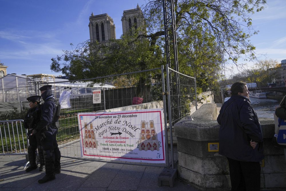 Prezident Macron navštívil zrekonštruovanú katedrálu Notre-Dame v Paríži