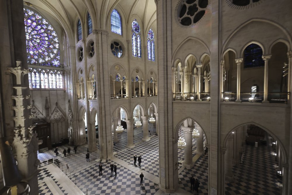 Prezident Macron navštívil zrekonštruovanú katedrálu Notre-Dame v Paríži