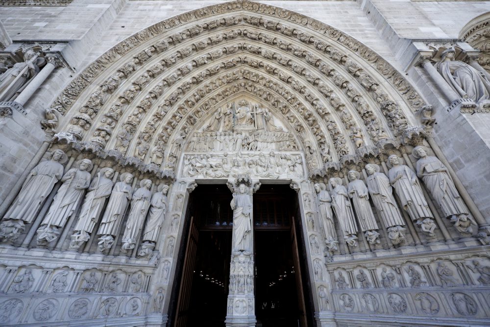 Prezident Macron navštívil zrekonštruovanú katedrálu Notre-Dame v Paríži