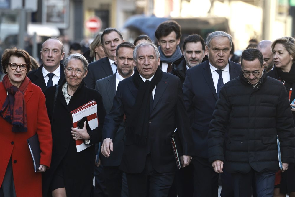 Prvé zasadnutie francúzskej vlády pod vedením premiéra Francoisa Bayroua