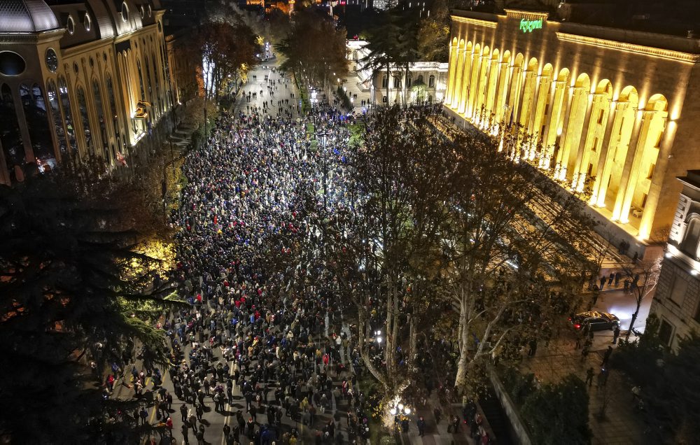 Masový protest pred parlamentom v Gruzínskou