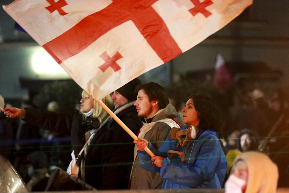 Masový protest pred parlamentom v Gruzínsku