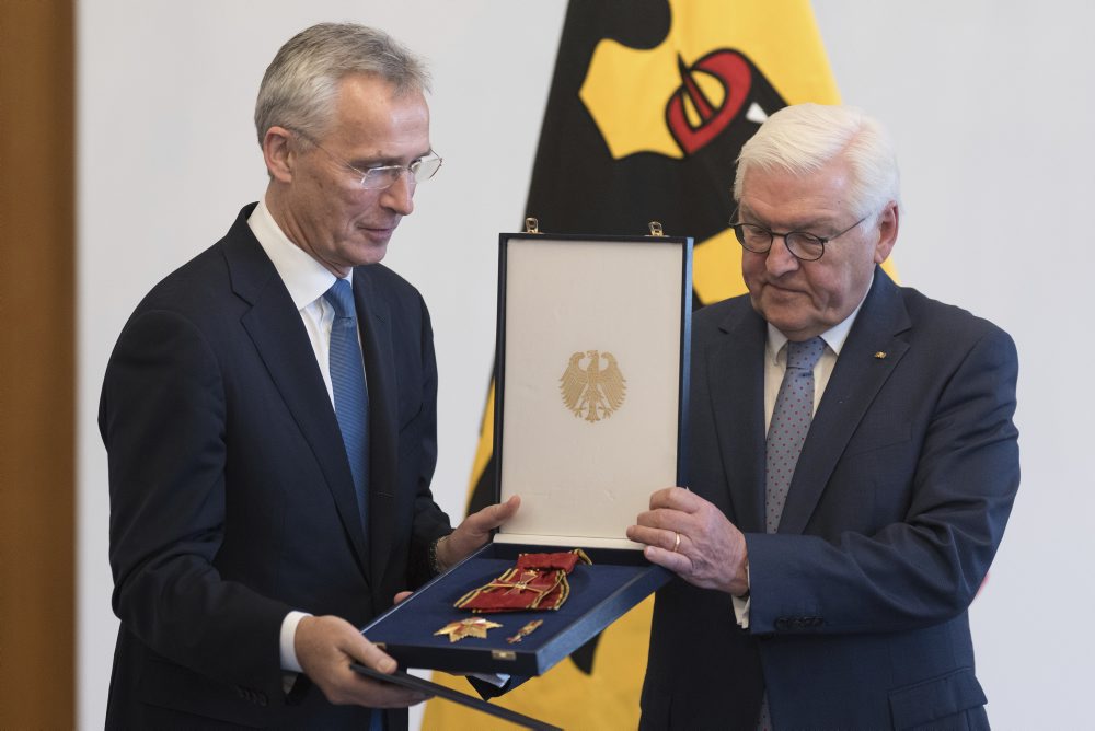 Stoltenberg si prevzal najvyššie nemecké štátne vyznamenanie