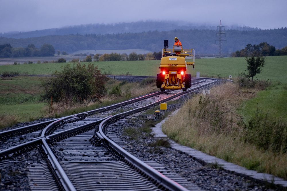 Opravárenské vozidlo na železničnej trati v Nemecku