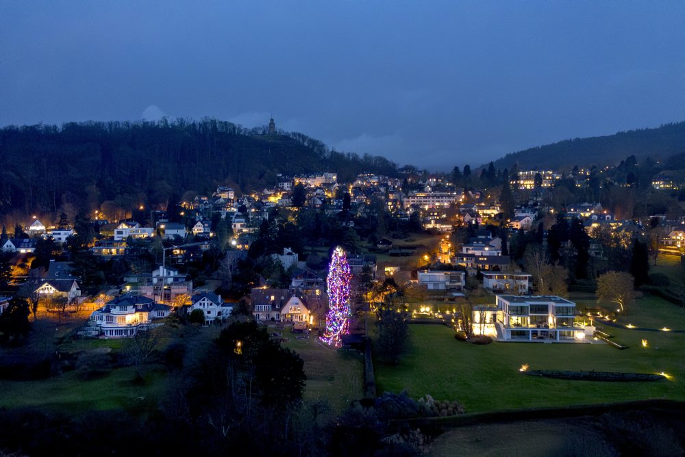 Vianočná výzdoba v dedine Falkenstein pri Frankfurte nad Mohanom