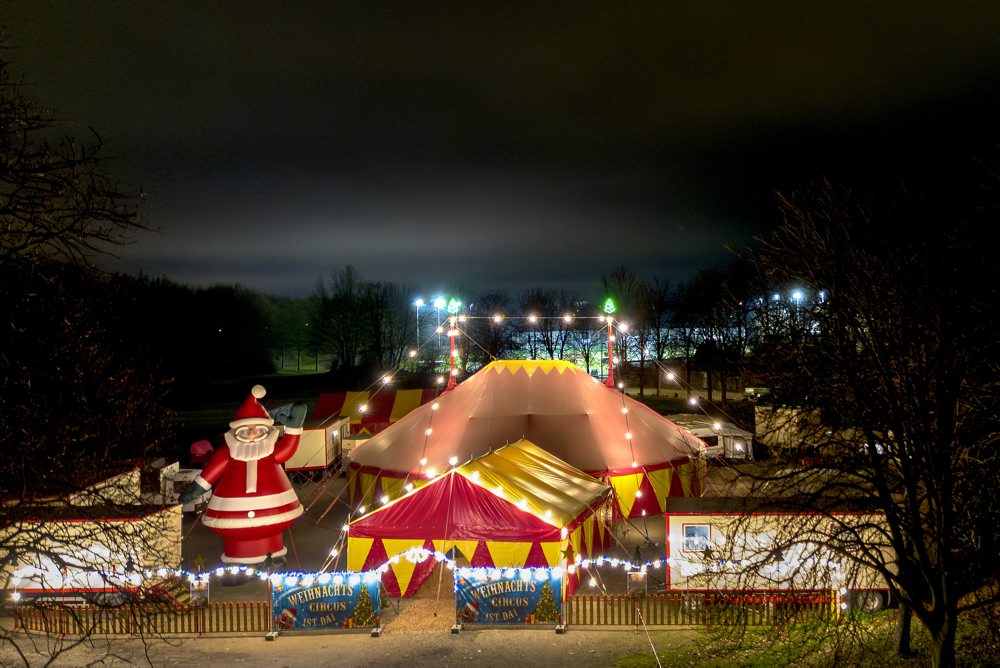 Osvetlený malý vianočný cirkus vo Frankfurte nad Mohanom