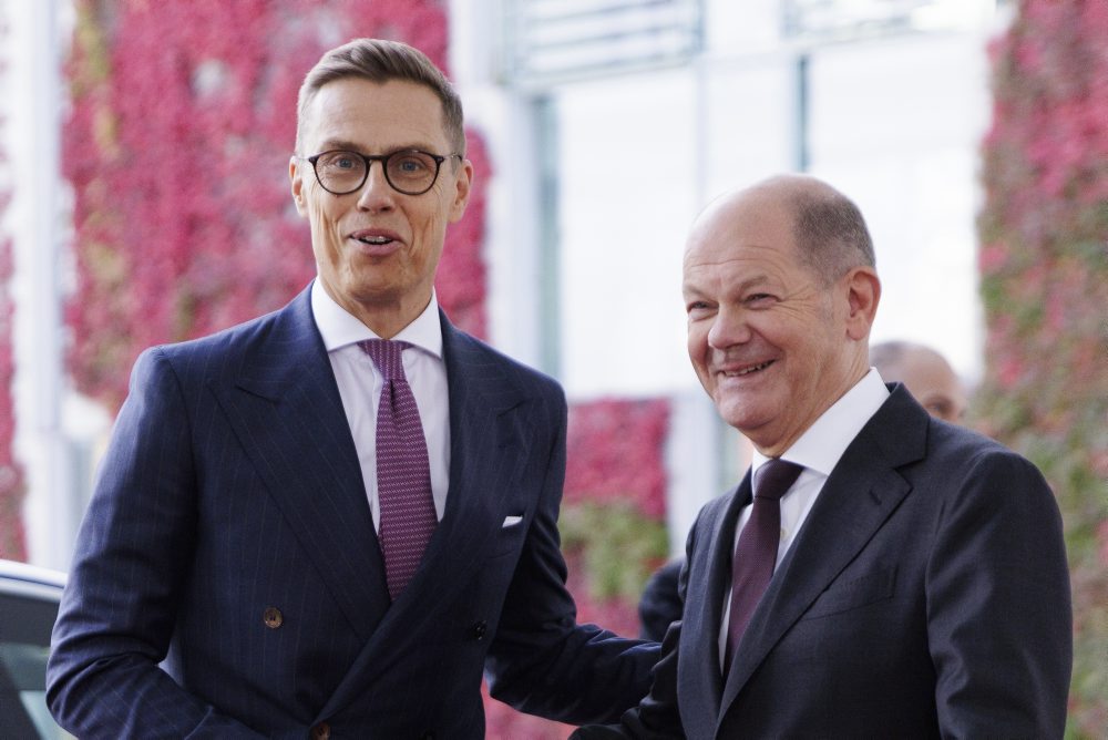 Fínsky prezident Alexander Stubb pricestoval na návštevu Nemecka