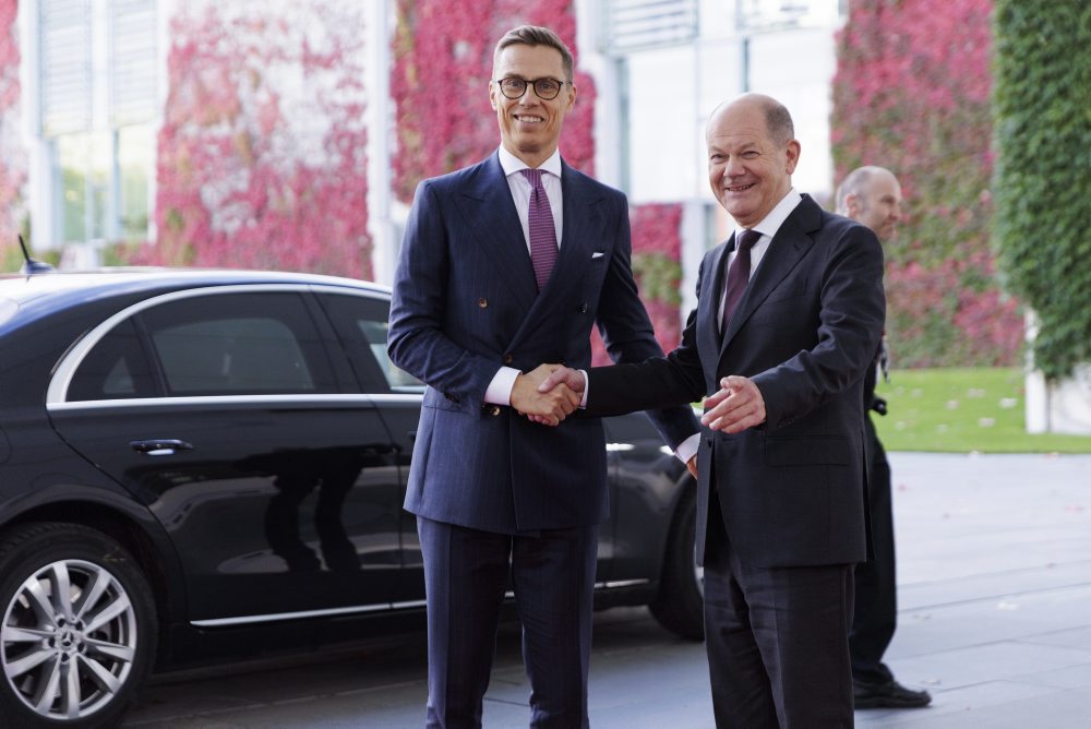 Fínsky prezident Alexander Stubb pricestoval na návštevu Nemecka