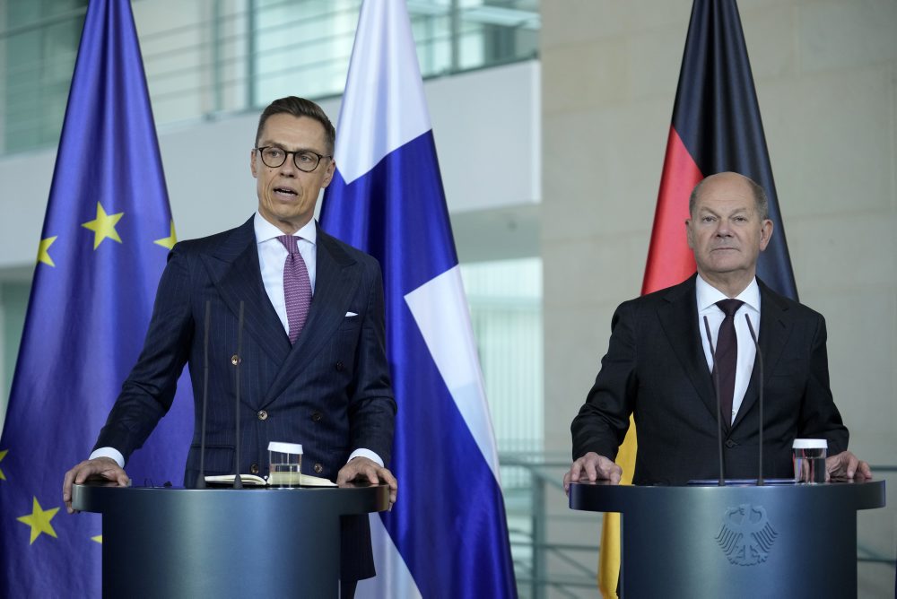 Fínsky prezident Alexander Stubb pricestoval na návštevu Nemecka