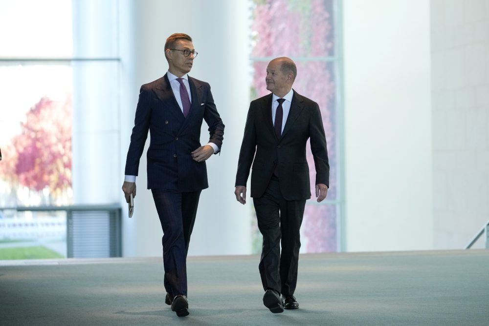 Fínsky prezident Alexander Stubb pricestoval na návštevu Nemecka