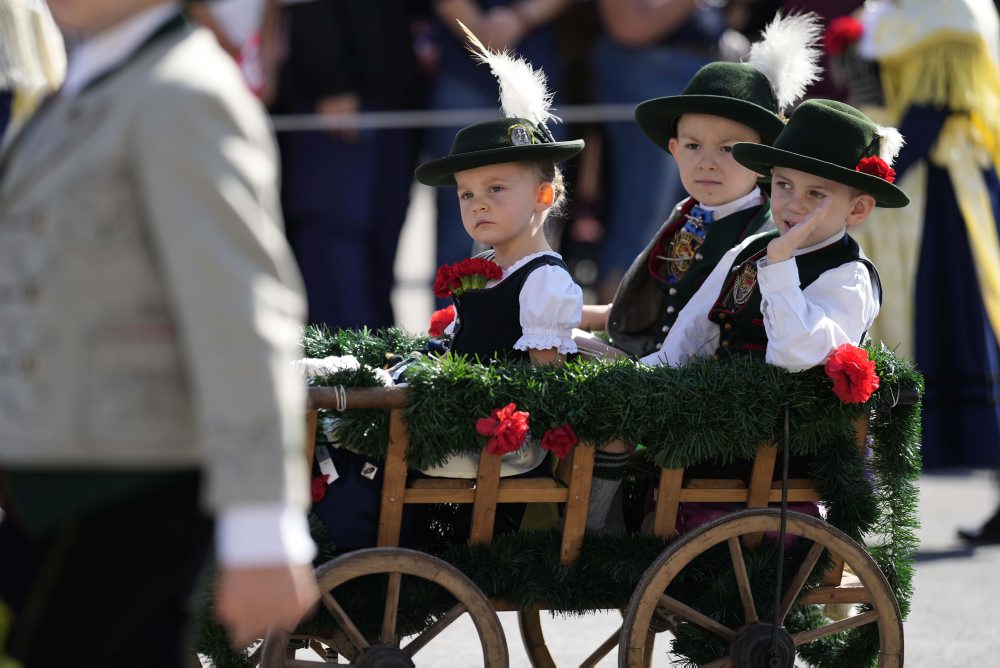 Druhý deň 189. ročníka tradičného pivného festivalu Oktoberfest v Mníchove