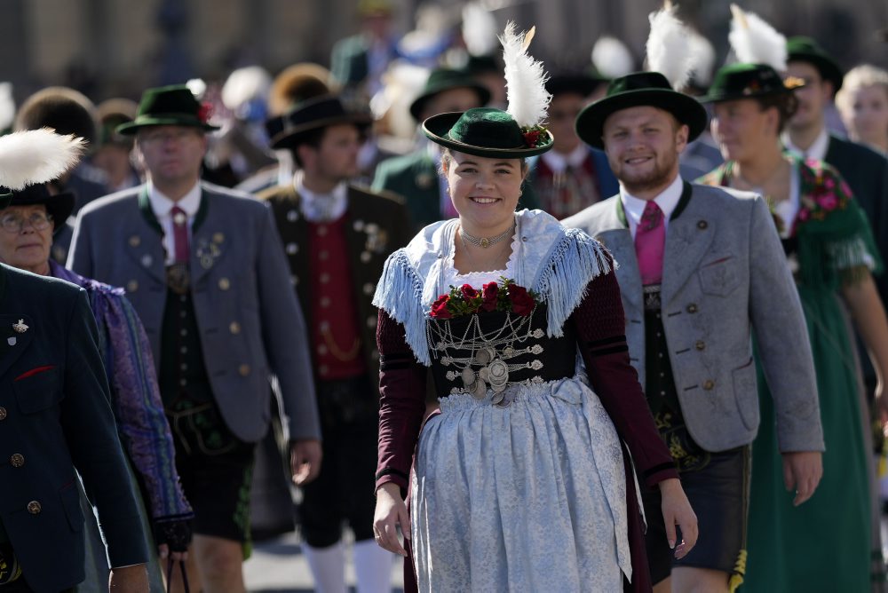 Druhý deň 189. ročníka tradičného pivného festivalu Oktoberfest v Mníchove