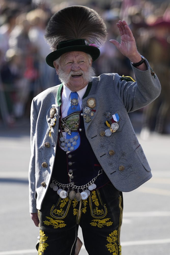 Druhý deň 189. ročníka tradičného pivného festivalu Oktoberfest v Mníchove