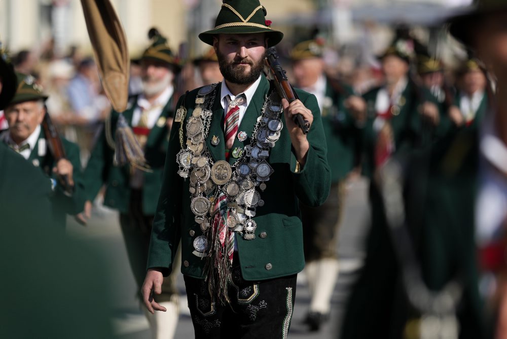 Druhý deň 189. ročníka tradičného pivného festivalu Oktoberfest v Mníchove