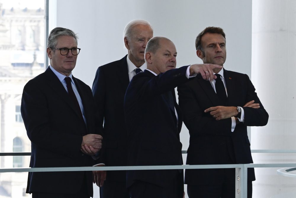 Macron a Starmer sa v Nemecku stretli s Bidenom a Scholzom