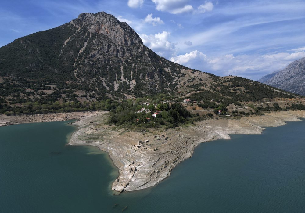  Sucho a horúčavy odhalili na dne vodnej nádrže ruiny zatopenej dediny v Grécku 