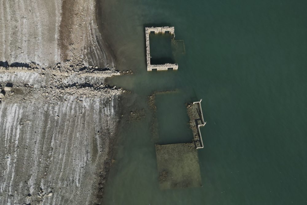  Sucho a horúčavy odhalili na dne vodnej nádrže ruiny zatopenej dediny v Grécku 