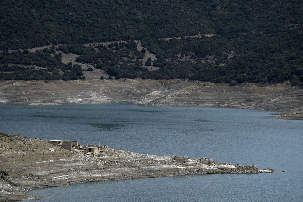  Sucho a horúčavy odhalili na dne vodnej nádrže ruiny zatopenej dediny v Grécku 