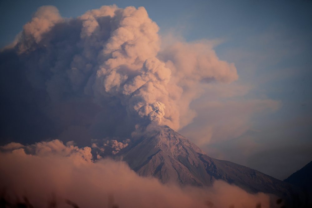 Sopka Fuego chrlí popol a lávu, nariadili evakuáciu 30.000 ľudí