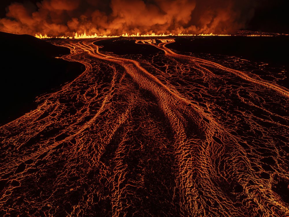 Na polostrove Reykjanes na Islande sa opäť začala sopečná erupcia