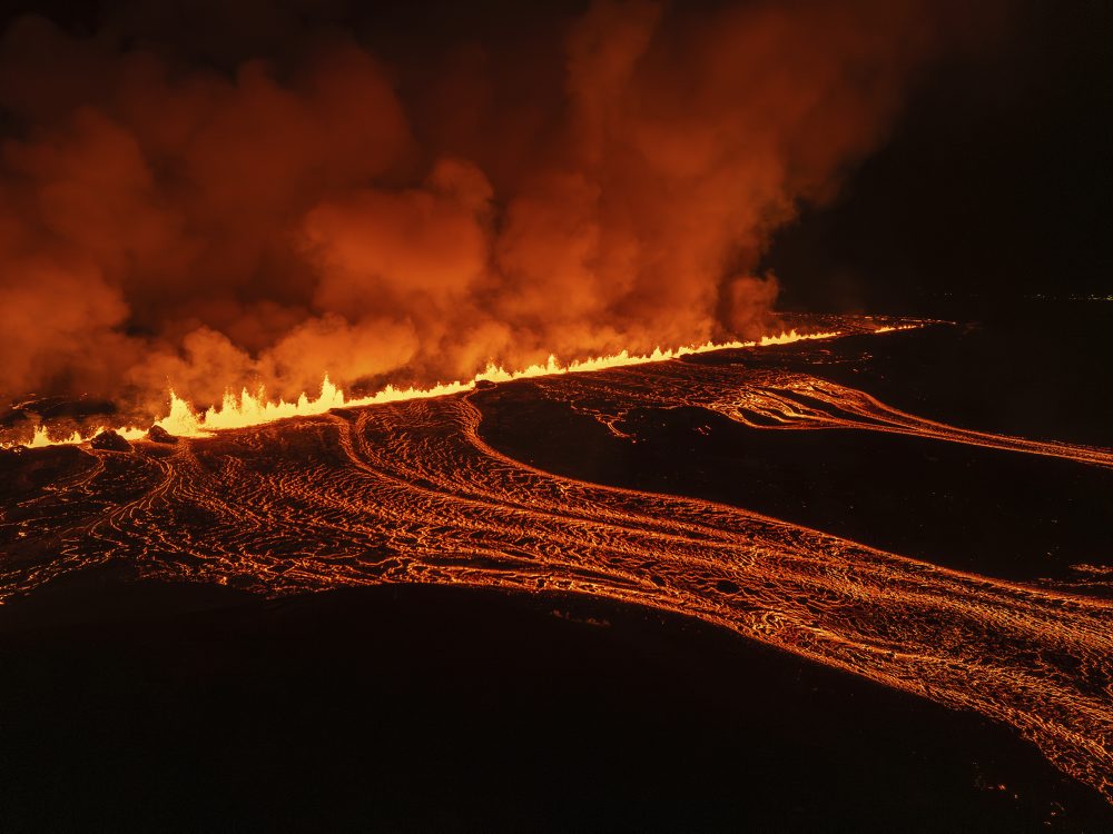 Na polostrove Reykjanes na Islande sa opäť začala sopečná erupcia