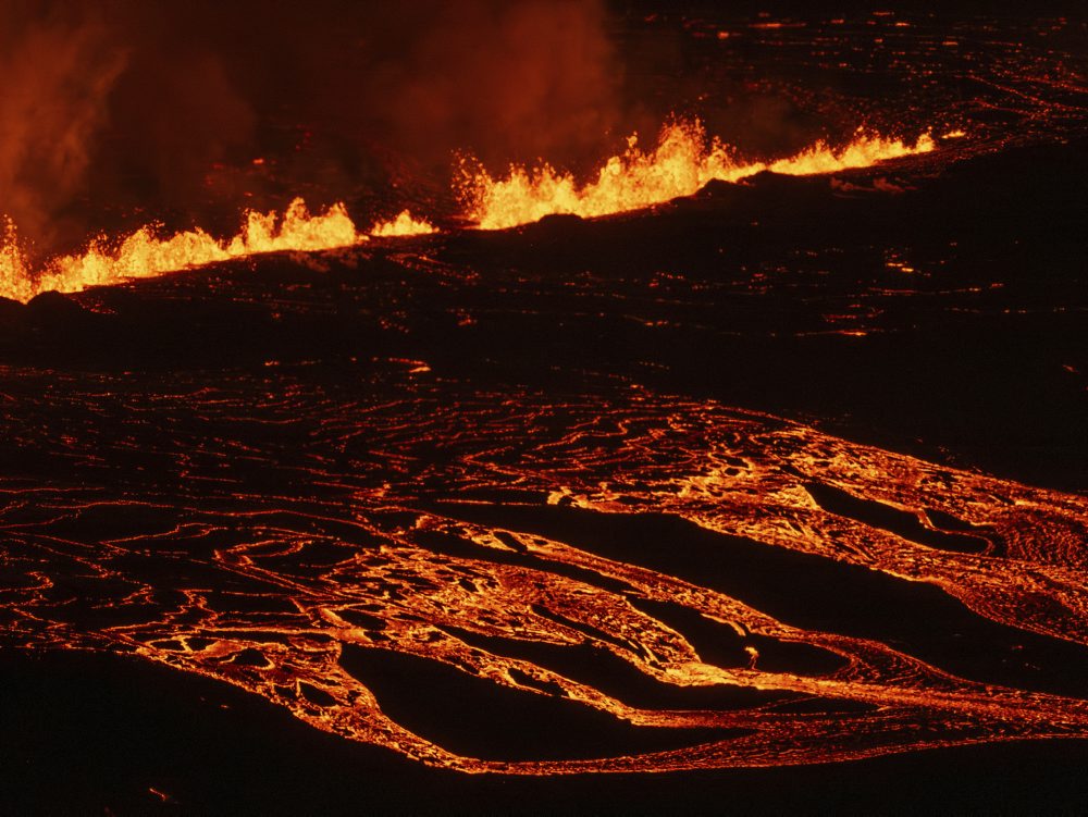 Na polostrove Reykjanes na Islande sa opäť začala sopečná erupcia