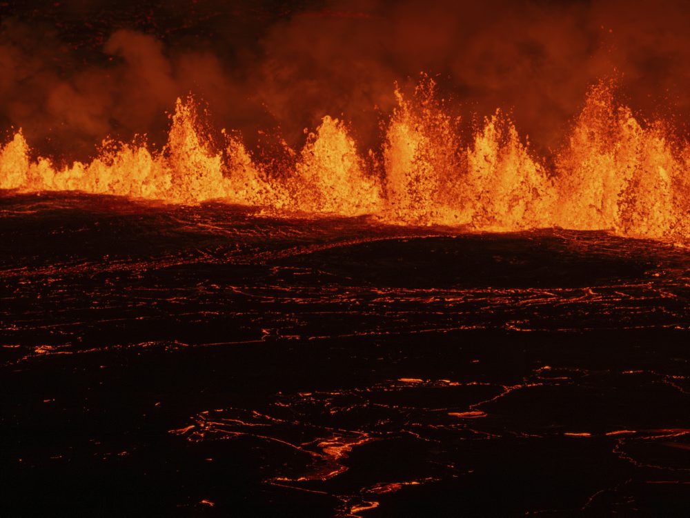 Na polostrove Reykjanes na Islande sa opäť začala sopečná erupcia