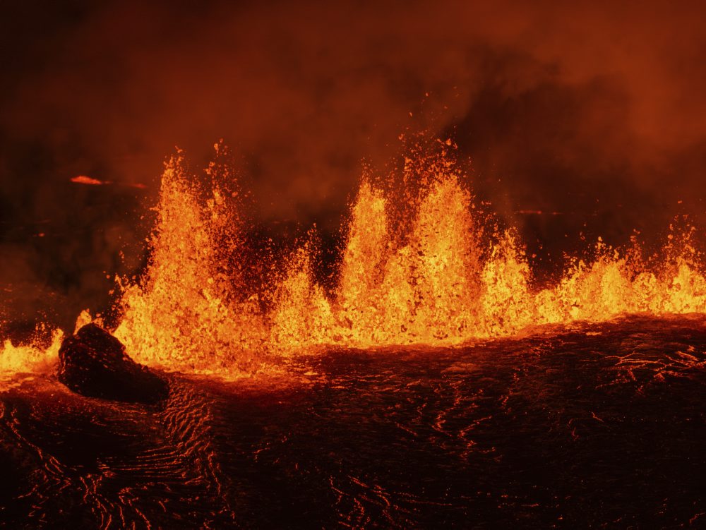 Na polostrove Reykjanes na Islande sa opäť začala sopečná erupcia