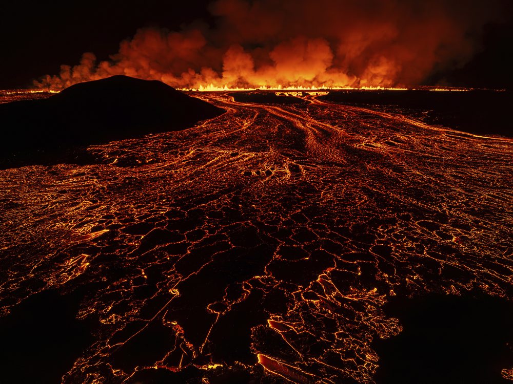 Na polostrove Reykjanes na Islande sa opäť začala sopečná erupcia