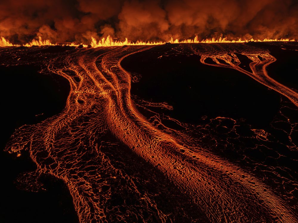 Na polostrove Reykjanes na Islande sa opäť začala sopečná erupcia