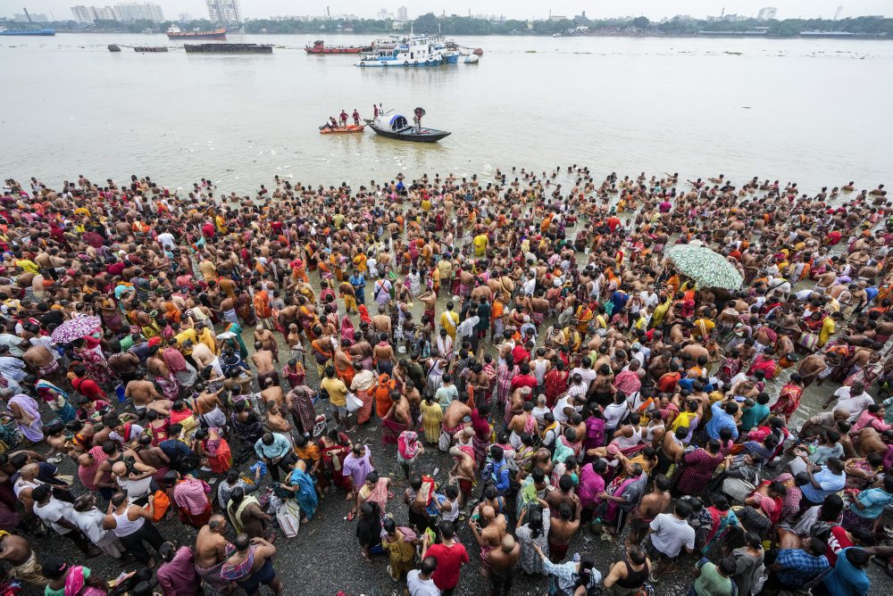 Hinduisti počas sviatku Mahalaya v Kalkate