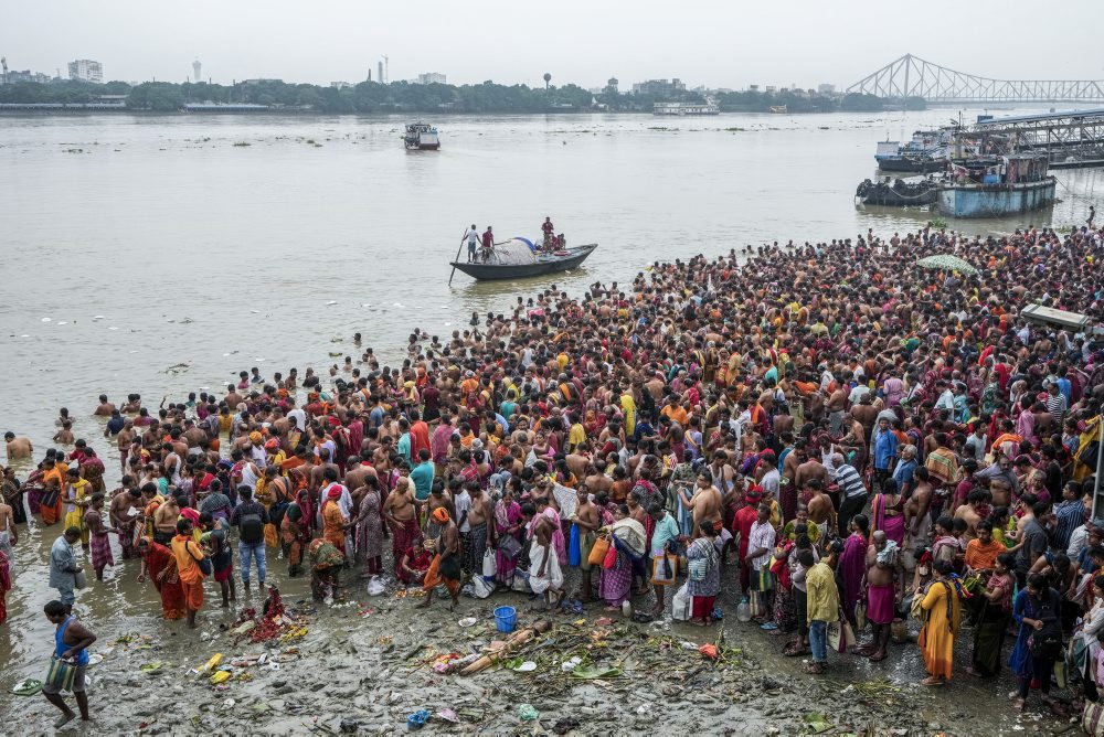 Hinduisti počas sviatku Mahalaya v Kalkate