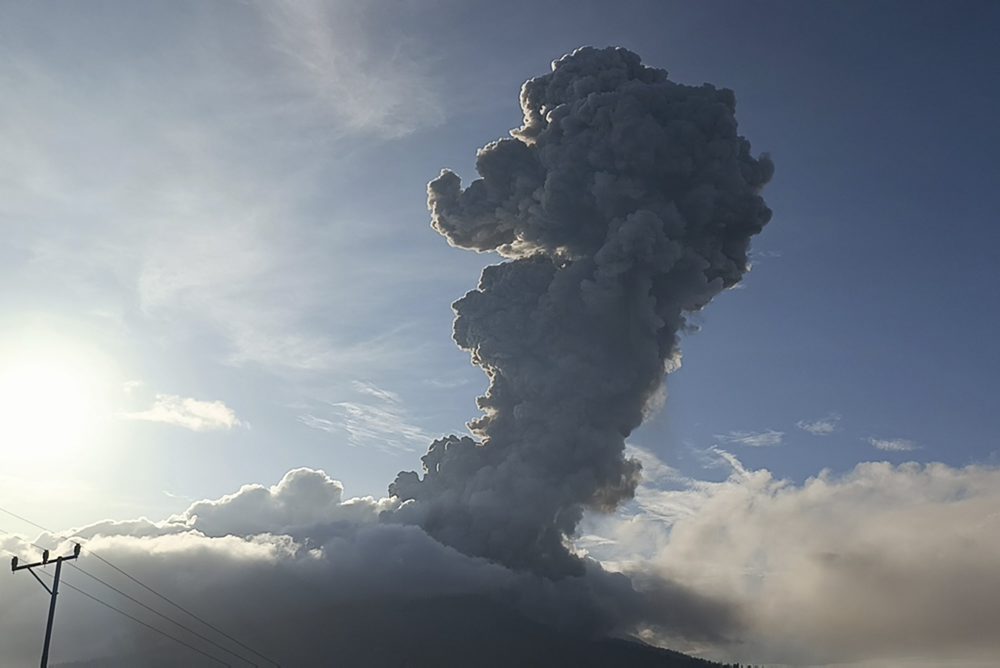 Sopka na ostrove Flores opäť vybuchla a chrlila popol do výšky 8000 m