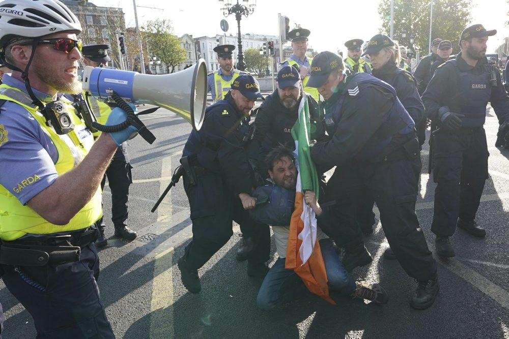 Polícia po blokáde mosta v Dubline zadržala 19 demonštrantov