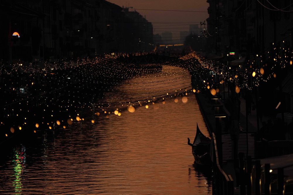 Kanál Naviglio Grande vyzdobený vianočnými svetielkami 