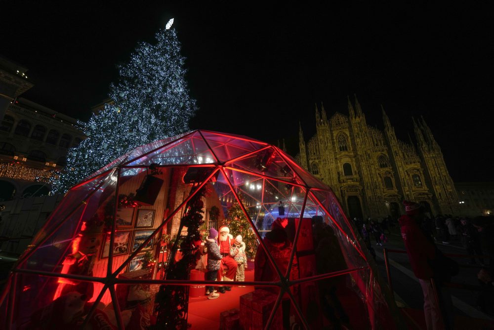 Santa Claus pred gotickou katedrálou Duomo 