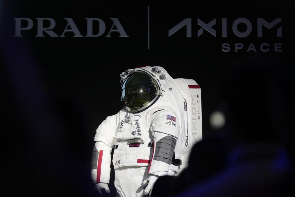 Prada a Axiom Space predstavili dizajn skafandrov pre misiu Artemis 3