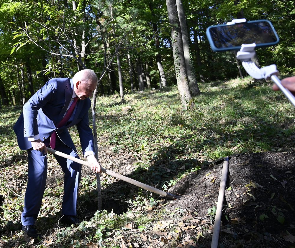 Exprezident Rudolf Schuster počas vysadenia prvého stromu do Aleje významných osobností v Botanickej záhrade UPJŠ v Košiciach